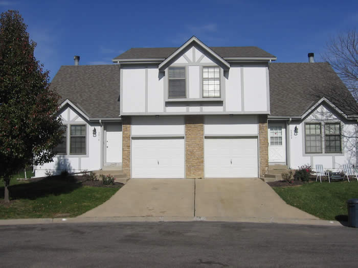 Blue Valley Meadows in Overland Park, KS - Foto de edificio