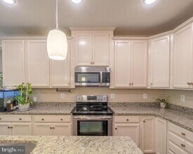 13933 Hollow Wind Way in Woodbridge, VA - Building Photo - Building Photo