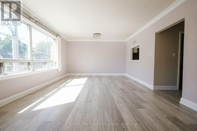 11 Mississauga Rd N in Mississauga, ON - Building Photo - Building Photo