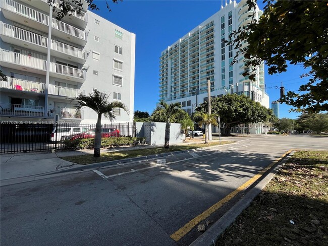 2530 SW 3rd Ave in Miami, FL - Building Photo - Building Photo