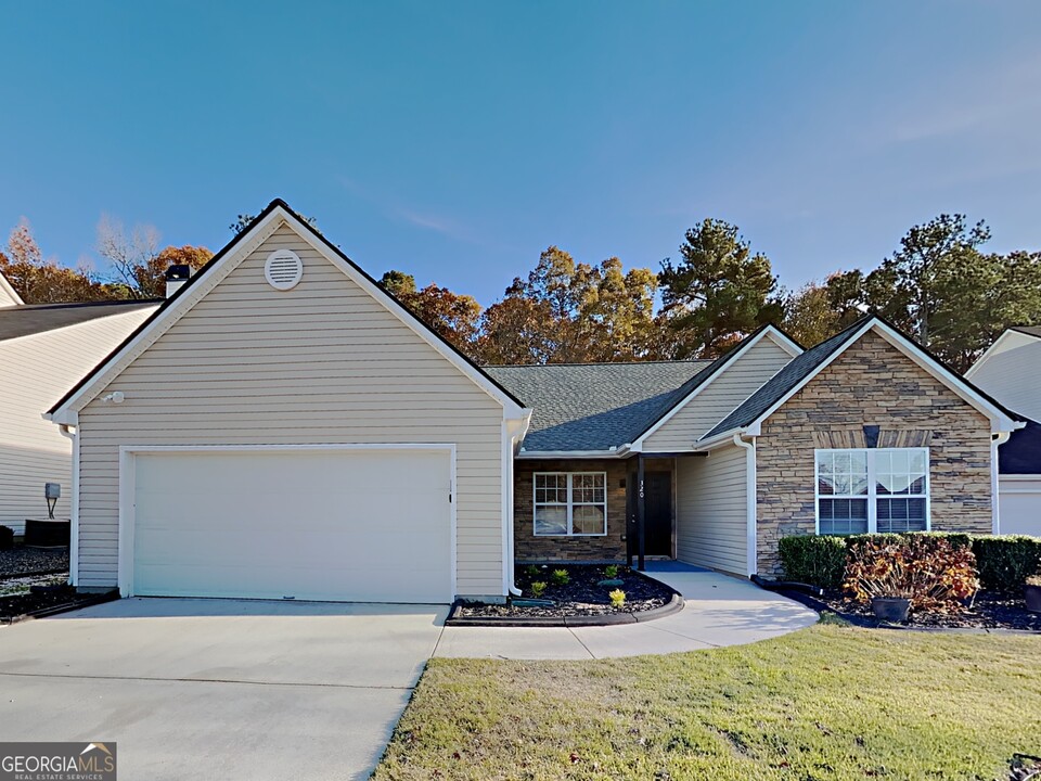 320 Lake Valley Dr SW in Loganville, GA - Building Photo