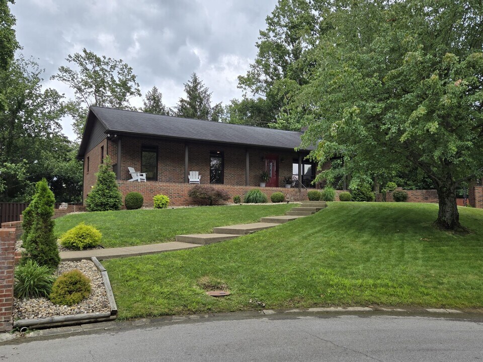 6 Brighton Way in Huntington, WV - Building Photo