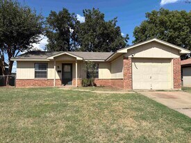 205 E Garden Dr in Iowa Park, TX - Building Photo