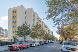 250 Pulaski St in Brooklyn, NY - Building Photo - Building Photo