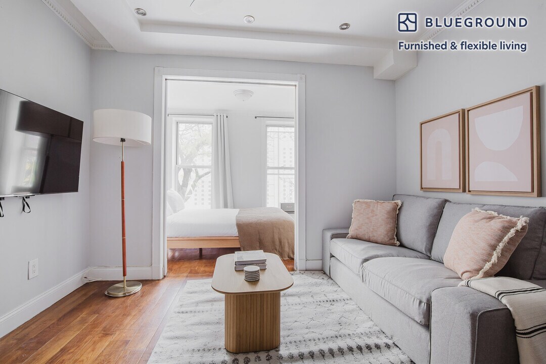 437 W 53rd St in New York, NY - Building Photo