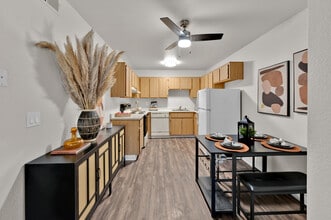 ASHFORD PARK in Sacramento, CA - Foto de edificio - Interior Photo