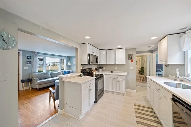 13 Walnut St in Foxboro, MA - Building Photo - Building Photo