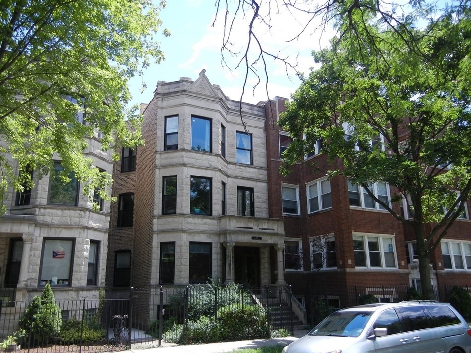 1927 N Humboldt Blvd in Chicago, IL - Foto de edificio