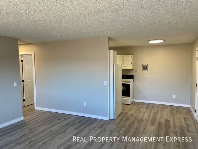2 Bedroom Apartment on the West Side in Sioux Falls, SD - Building Photo - Building Photo