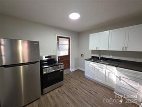 2921 Coronet Way in Charlotte, NC - Building Photo - Building Photo