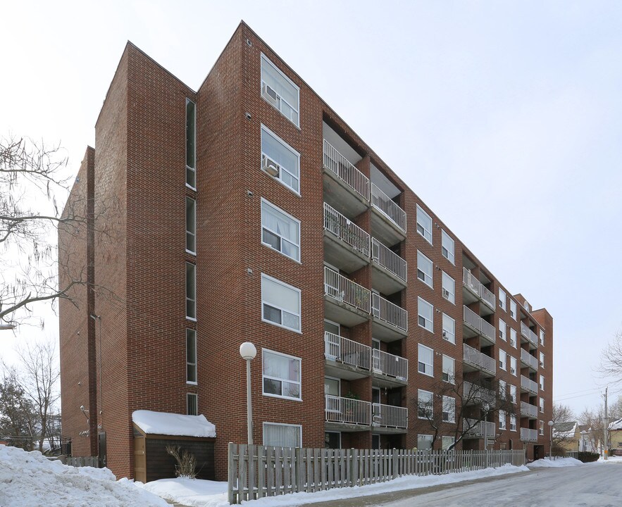 Cedar Court in Kitchener, ON - Building Photo