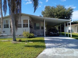 507 Lazy Lake Dr W in Lakeland, FL - Building Photo