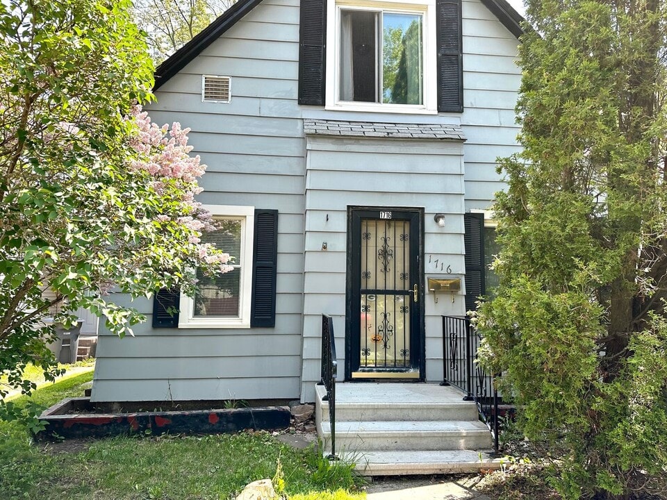 1716 Cumming Ave in Superior, WI - Building Photo