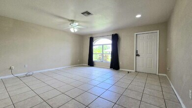 122 SE 12th St in Cape Coral, FL - Foto de edificio - Building Photo