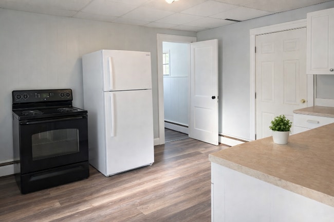 85 Pearl St in Claremont, NH - Foto de edificio - Building Photo