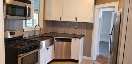 1919 E Thomas St, Unit Lower Level in Seattle, WA - Building Photo - Building Photo