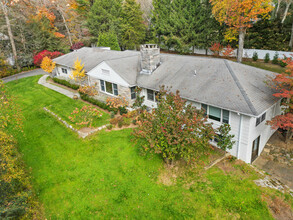 82 Rockwood Ln in Greenwich, CT - Foto de edificio - Building Photo