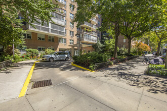 Lincoln Guild Apartments in New York, NY - Building Photo - Building Photo