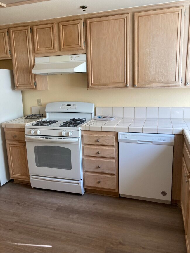 2706 Honolulu Ave, Unit 209 in Montrose, CA - Building Photo - Building Photo