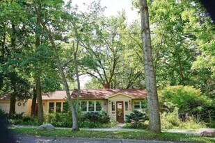 611 Robin Rd in Ann Arbor, MI - Building Photo