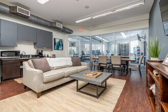 Epic Apartments in Denton, TX - Foto de edificio - Building Photo