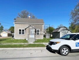 403 S 1st St in Parkston, SD - Building Photo