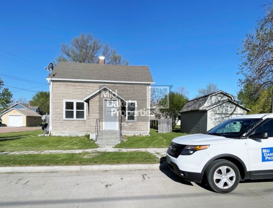 403 S 1st St in Parkston, SD - Building Photo