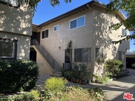 6610 Whitsett Ave in Los Angeles, CA - Building Photo