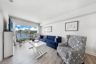 2600 Collins Ave, Unit 307 in Miami Beach, FL - Building Photo - Building Photo