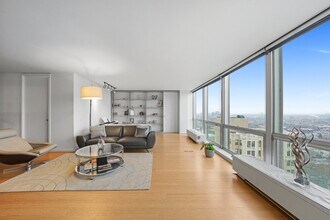 2400 N Lakeview Ave in Chicago, IL - Building Photo - Building Photo