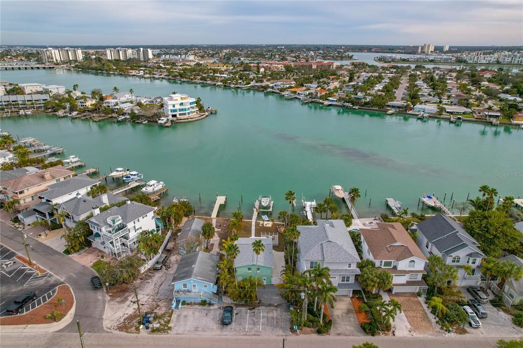 8441 Bayshore Dr in Treasure Island, FL - Building Photo
