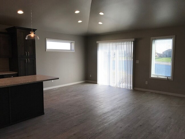 1305 Goldenwood Dr in West Fargo, ND - Building Photo - Building Photo