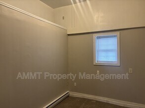 145 E Main St in Lisbon, IA - Foto de edificio - Building Photo