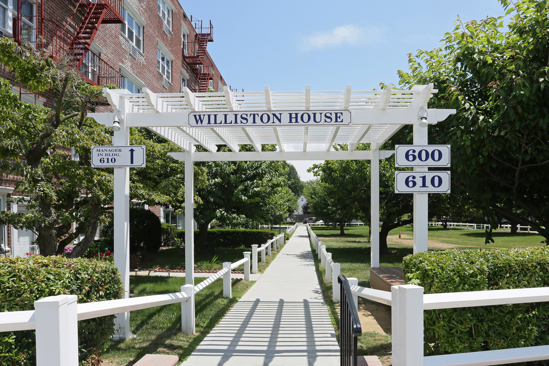 Maple Crest Apartments at Williston Park in Williston Park, NY - Building Photo