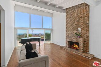 1175 Las Pulgas Pl in Los Angeles, CA - Building Photo - Building Photo