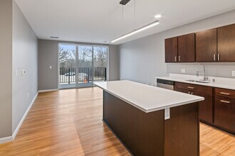 8041 W Bluemound Rd in Milwaukee, WI - Foto de edificio - Building Photo