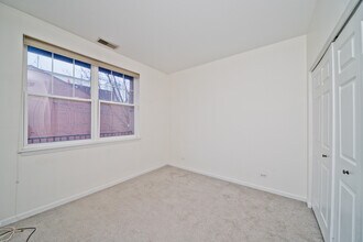 301 W Goethe St, Unit 103 in Chicago, IL - Building Photo - Building Photo