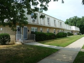 83 White St, Unit 83 in Eatontown, NJ - Building Photo