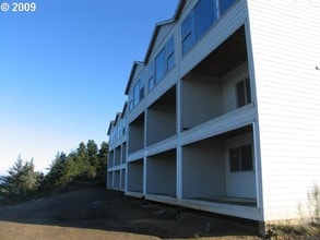 Water Front Townhomes in Coos Bay, OR - Foto de edificio - Building Photo