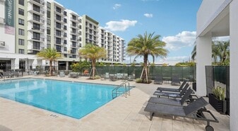 4465 Griffin Rd in Davie, FL - Building Photo