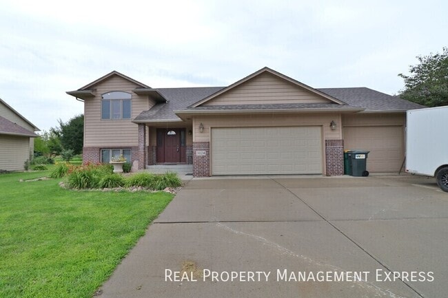 Large 4 bedroom 3 bathroom house with a fenced in yard in Sioux Falls, SD - Building Photo - Building Photo
