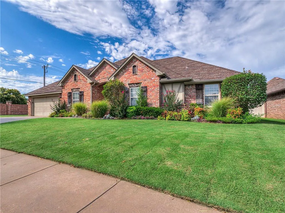 16501 Moorgate Ln in Edmond, OK - Building Photo
