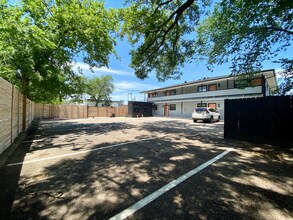 4400 San Jacinto St, Unit 205 in Dallas, TX - Building Photo - Building Photo
