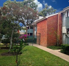 Crossview Court in Houston, TX - Foto de edificio - Building Photo