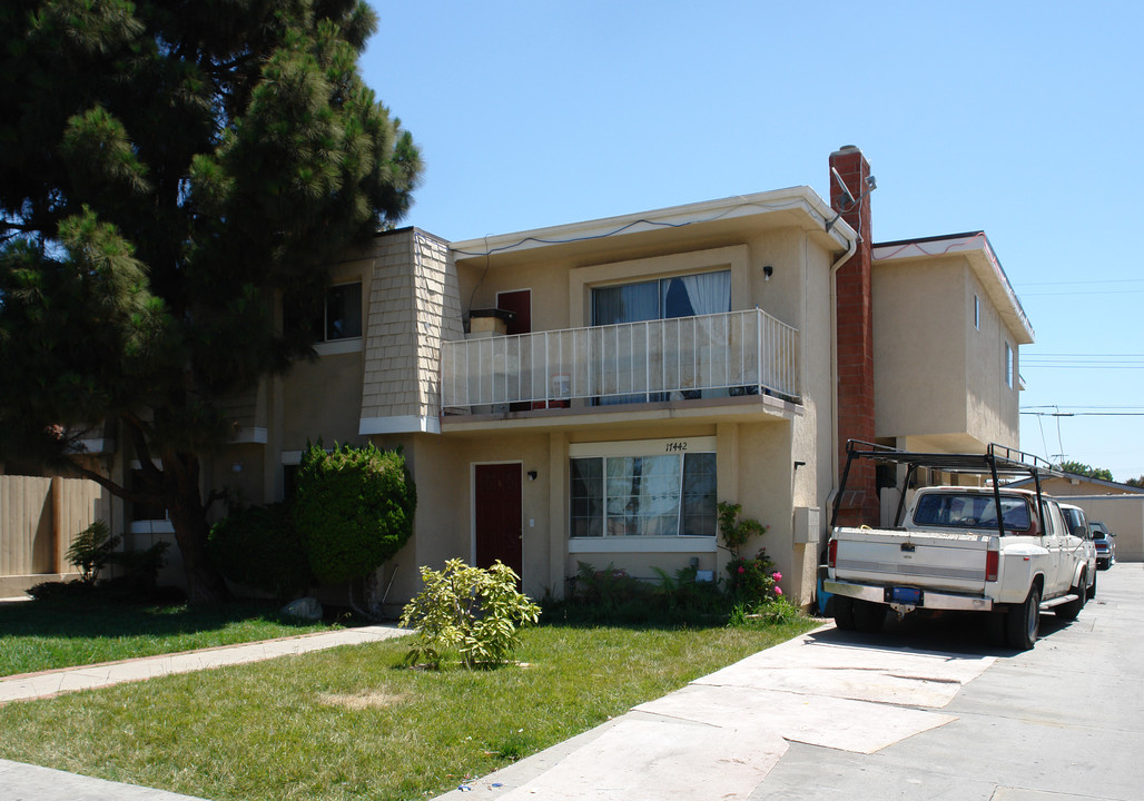 17442 Dairyview Cir in Huntington Beach, CA - Building Photo