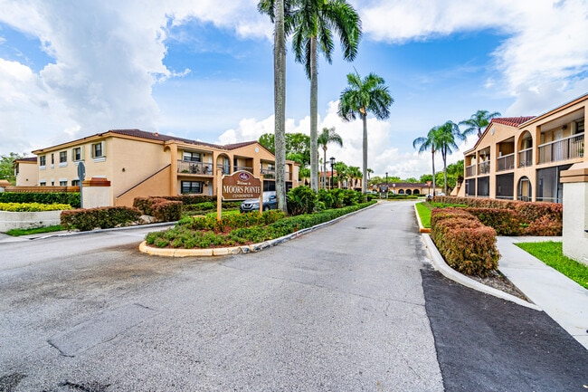 18206 Mediterranean Blvd, Unit 5-21 in Hialeah, FL - Foto de edificio - Building Photo