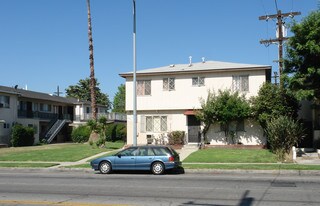 7045 Whitsett Ave in North Hollywood, CA - Building Photo