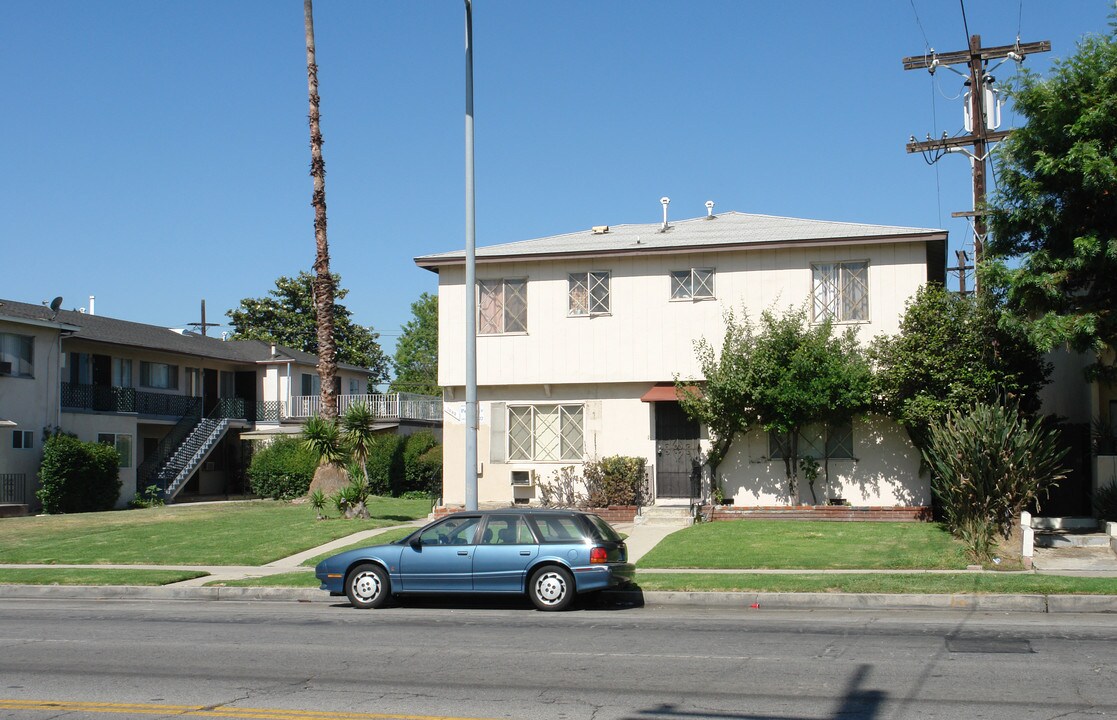 7045 Whitsett Ave in North Hollywood, CA - Building Photo