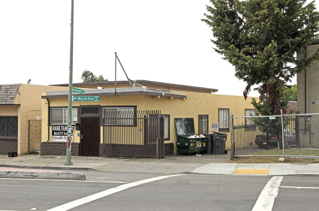 10065-10067 Byron Ave in Oakland, CA - Building Photo