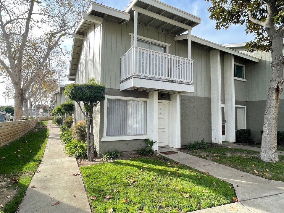 421 E Park Ave in Santa Maria, CA - Building Photo